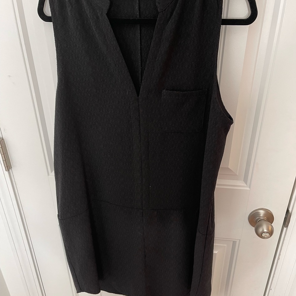 Black sleeveless dress